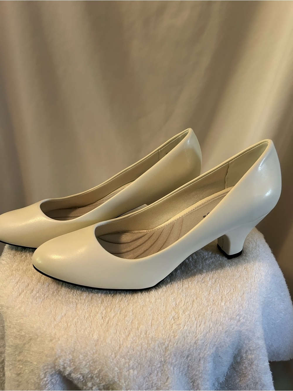 Easy Street Classic White Low Heel Pumps for Women. NWT